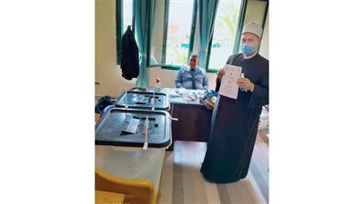 وكيل أوقاف أسيوط يدلي بصوته في انتخابات الشيوخ: المشاركة واجب وطني | صور