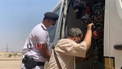 أمن القاهرة يستجيب لاستغاثة مواطن كفيف يرغب فى الإدلاء بصوته فى المقطم | صور