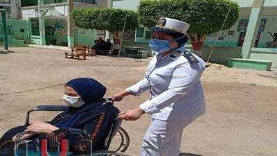 أمن الشرقية يساعد كبار السن للإدلاء بأصواتهم بانتخابات الشيوخ | صور