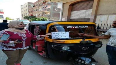سائق توك توك يتبرع بتوصيل المواطنين بالقليوبية