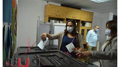 رانيا علواني تدلي بصوتها في انتخابات مجلس الشيوخ.. صور