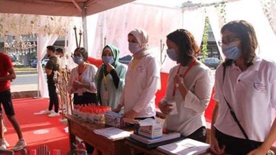 توزيع كحول وكمامات طبية أمام لجان انتخابات الشيوخ بمصر الجديدة| صور