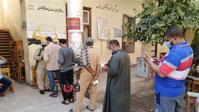 تزايد إقبال الناخبين مع التزام الإجراءات الاحترازية بلجان الشيوخ في أسيوط.. صور