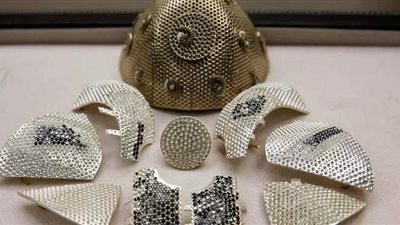 الكمامة الأغلى في العالم.. تتضمن 6600 قطعة ماس وتصل تكلفتها لـ1.5 مليون دولار