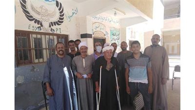 مسن يذهب للجنته مستندا على عكازيه للإدلاء بصوته في انتخابات الشيوخ بأسيوط