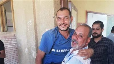 معاق يدلي بصوته محمولا على الأكتاف في قنا| صور