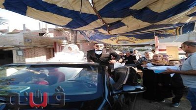 عروسان يدليان بصوتيهما في انتخابات الشيوخ بالشرقية (صور)