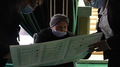 رئيسة لجنة مصطفى أبو عميرة  بمصر الجديدة تساعد مسنة للإدلاء بصوتها | صور