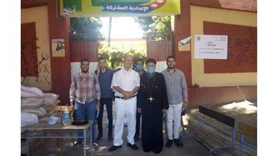 وكيل مطرانية أرمنت وإسنا يشاركان في التصويت بانتخابات مجلس الشيوخ