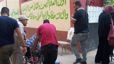 لجان التأمين ببنها تساعد مسنة على الإدلاء بصوتها| صور