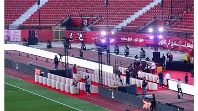 استاد الأهلي يكتسي باللون الأحمر قبل افتتاحه بشكل رسمي
