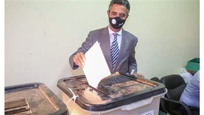 رئيس البريد يدلى بصوته في انتخابات مجلس الشيوخ ويدعو 50 ألف موظف للمشاركة