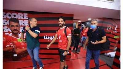 قدامى الأهلي يتوافدون على إستاد الأهلي استعدادًا لمباراة الاحتفالية