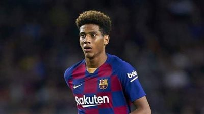 إصابة مدافع برشلونة بفيروس كورونا