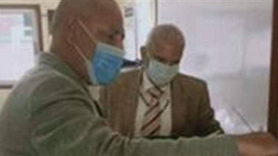 نائب محافظ القاهرة يدلى بصوته في كلية النصر بالمعادي