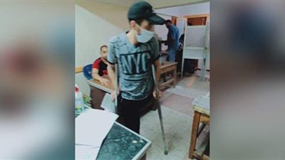 بالعكاز.. ناخب يدلى بصوته في انتخابات الشيوخ  بالإسكندرية