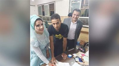 عروسان يدليان بصوتيهما بإحدى لجان البحيرة