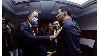 الخطيب يصافح قدامى اللاعبين قبل انطلاق حفل افتتاح استاد الأهلي