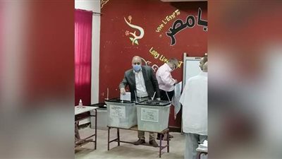 رئيس شركة مترو الأنفاق يدلي بصوته بانتخابات مجلس الشيوخ