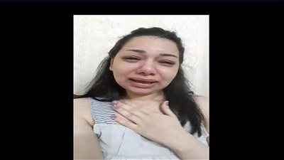 فنانة شابة تثير تعاطف الجمهور ببكائها: 