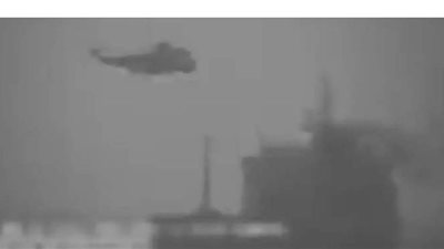 لحظة استيلاء قوات إيرانية مدعومة بسفينتين ومروحية على سفينة بالمياه الدولية | فيديو