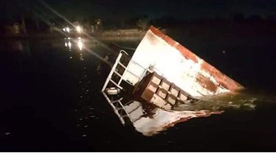 غرق معدية لنقل الركاب والسيارات بترعة في البحيرة | صور