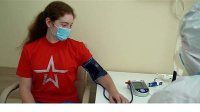 حقيقة فيديو تلقي ابنة بوتين لقاح 