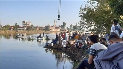 الإنقاذ النهري يبدأ عملية انتشال سيارتين في حادث غرق معدية البحيرة | صور