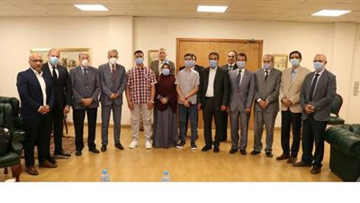 جامعة النهضة تكرم  أول الثانوية العامة من أبناء  بني سويف بسنة تدريب في فيينا