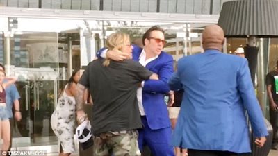 بالفيديو والصور.. «نيكولاس كيدج» يتشاجر مع «فينس نيل»