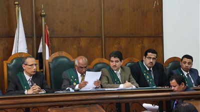 معاقبة مدير مدرسة ومسئول المرتبات بسبب جمع أموال من العاملين