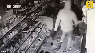 بالفيديو والصور.. فشل خطة لصوص بعد سطوهم على آلة سحب نقود