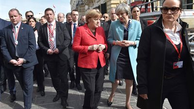 بالصور.. خبراء لغة الجسد يكشفون سر تصرفات «ماي» و«ميركل» خلال قمة مالطا