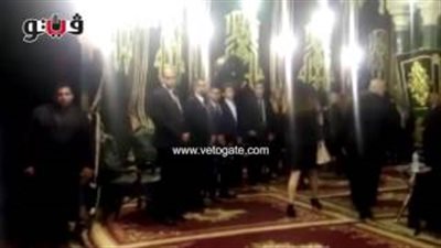 بالفيديو.. عمرو يوسف وأحمد صفوت يصلان عزاء والد ريم مصطفى