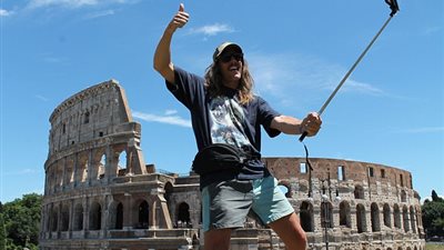 بالصور.. شاب يسافر حول العالم دون ركوب الطائرات