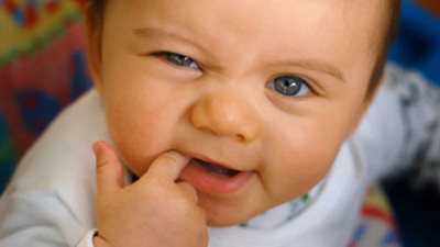 ساعدى طفلك فى التغلب على ألم التسنين
