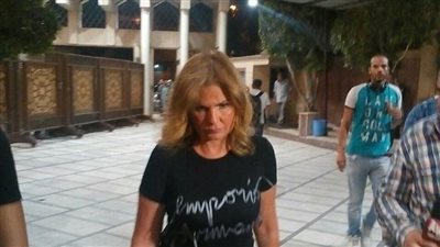 بالفيديو والصور.. يسرا وشهيرة تصلان عزاء عمرو سمير بالحامدية الشاذلية