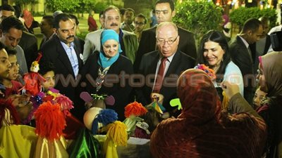 بالصور.. حلمى النمنم يداعب أطفال معرض «أهلا رمضان» خلال الافتتاح