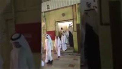 بالفيديو.. تصرف معلم مع طالب في حفل التخرج يشعل «الإنترنت»