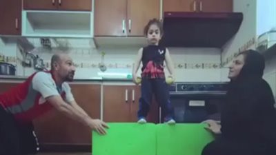 بالفيديو.. طفلة تمتلك حسابا على «إنستجرام» لإظهار موهبتها