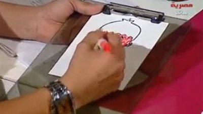 بالفيديو.. ساحر يذهل مذيع «عز الشباب» بالألعاب السحرية