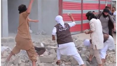 «داعش» يلقي متهمًا بالشذوذ من سطح مبنى في سوريا