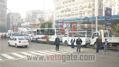 بالصوروالفيديو.. طوابير السيارات على محطات البنزين تشل الحركة المرورية