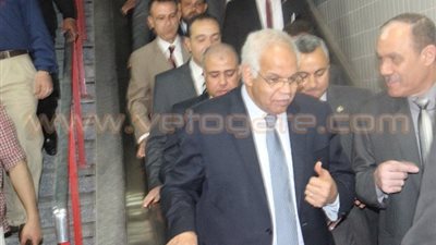بالصور.. وزير النقل يشتري تذكرة على حسابه لاستقلال المترو
