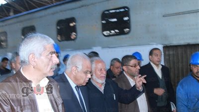 وزير النقل يتابع إصلاح الجرارات بورش السكك الحديدية