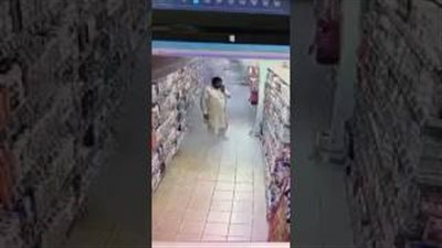 بالفيديو.. رد فعل رجل فتح طفاية الحريق معتقدا أنها معقم لليد