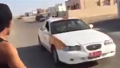 بالفيديو.. سائق تاكسي وراكب يتبادلان السرقة