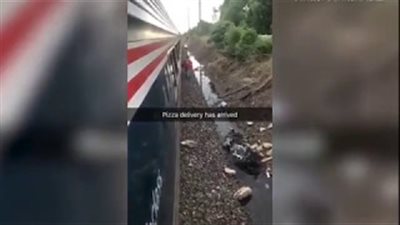 بالفيديو والصور.. راكب يحصل على بيتزا دليفري بقطار أمريكي