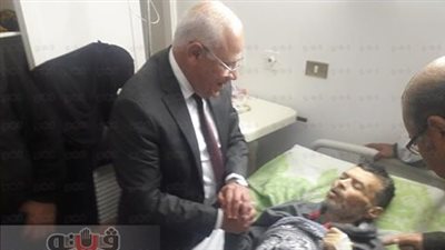 محافظ بورسعيد يزور الفنان حسن صالح بالمستشفى