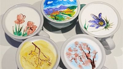 بالصور.. فنان كورى يعيد الحياة للرسم على القهوة بالألوان